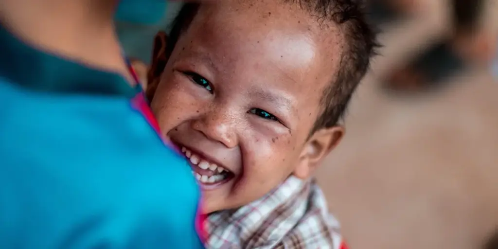 Hugging in Dreams: Spiritual Meanings and Insights