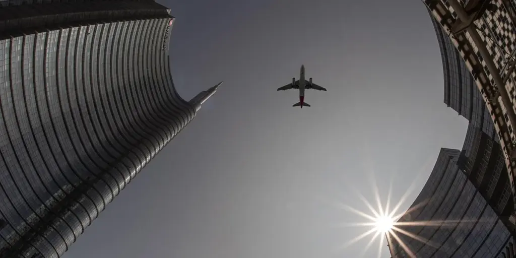 What Does Flying in a Dream Mean? Interpretation and Symbolism