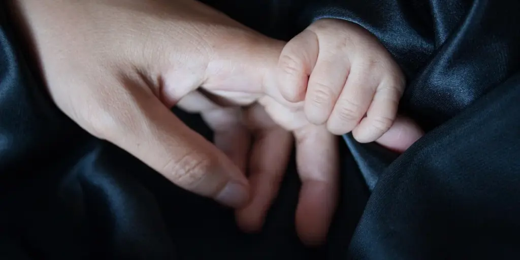 What Does Holding Hands Symbolize in Your Dreams?